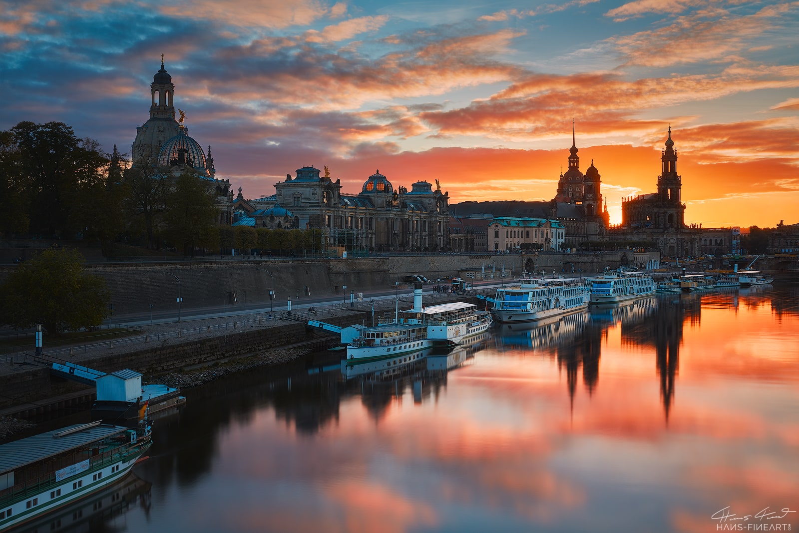 Sonnenuntergang über der Dresdner Stadtsilhouette mit Farben, die sich in der Elbe spiegeln – aufgenommen im Fotoworkshop Blaue Stunde Dresden.