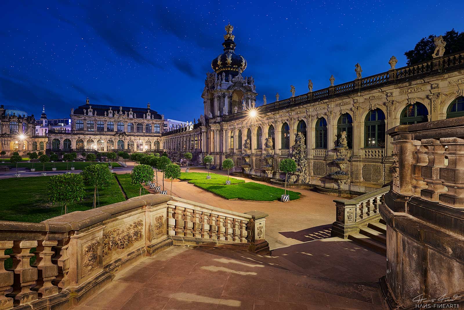 Treppe im Zwinger mit Blick auf das Kronentor bei Nacht – aufgenommen im Nachtfotografie Workshop Dresden.