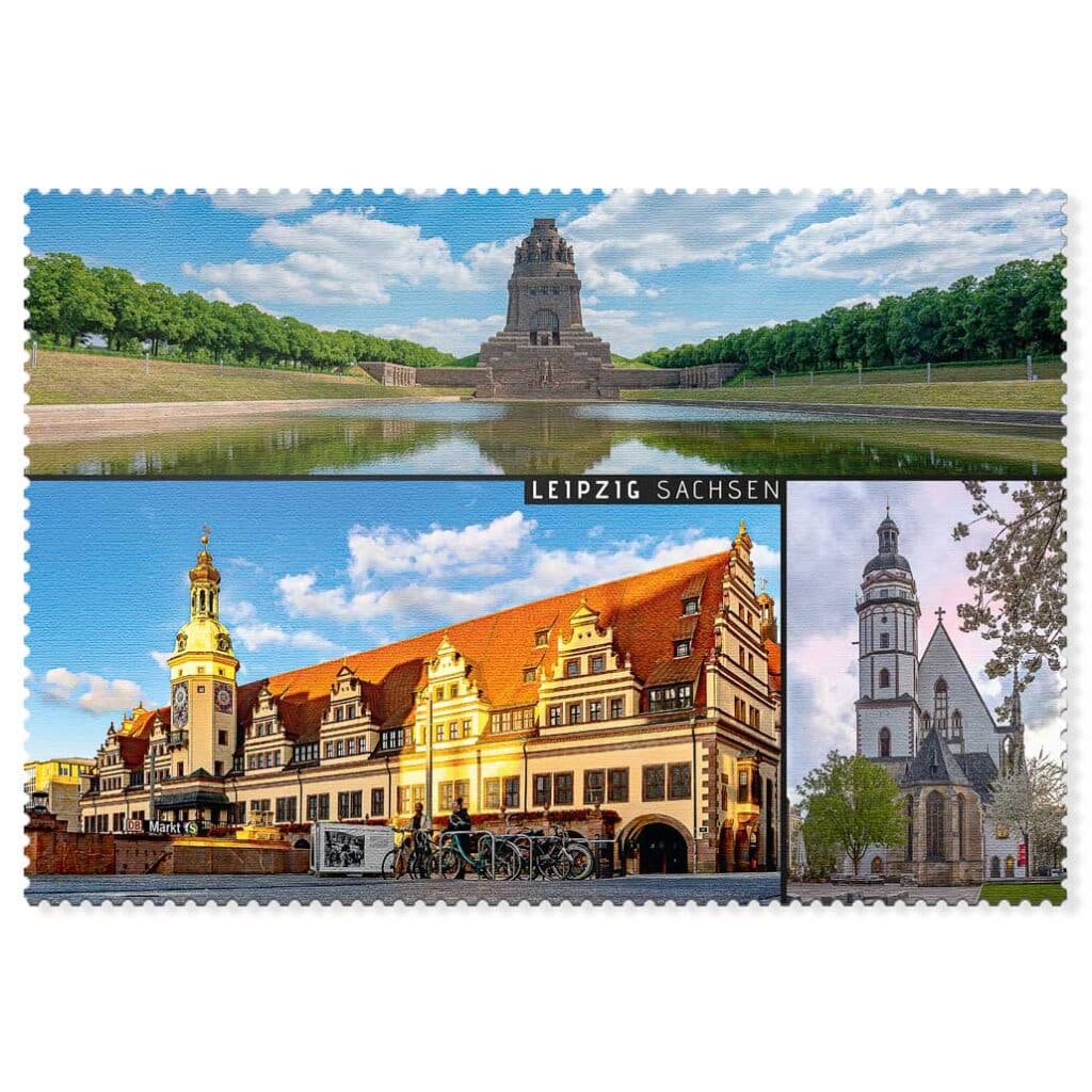 Leipzig Postkarte Collage – Völkerschlachtdenkmal, Altes Rathaus & Thomaskirche bei blauem Himmel mit Spiegelung im Wasser.